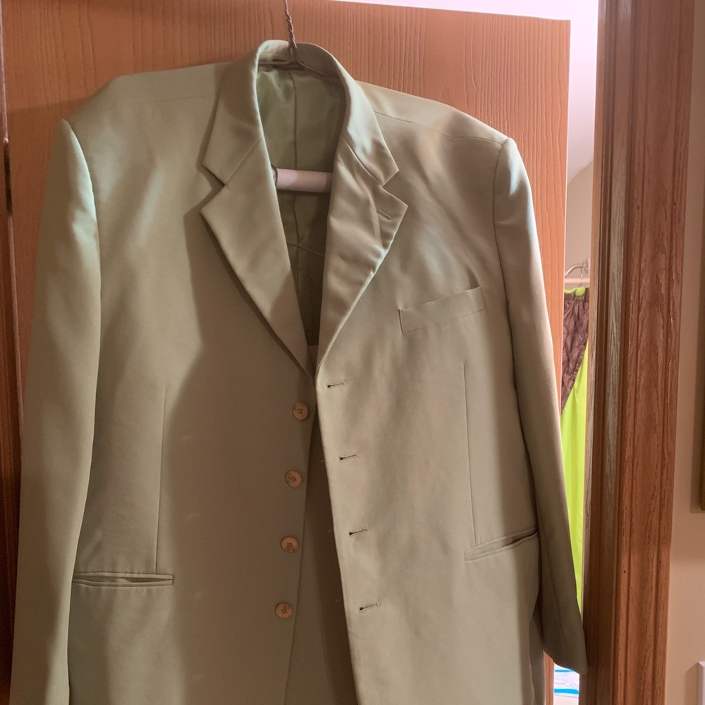 Reg 44 men’s Spanish green suit